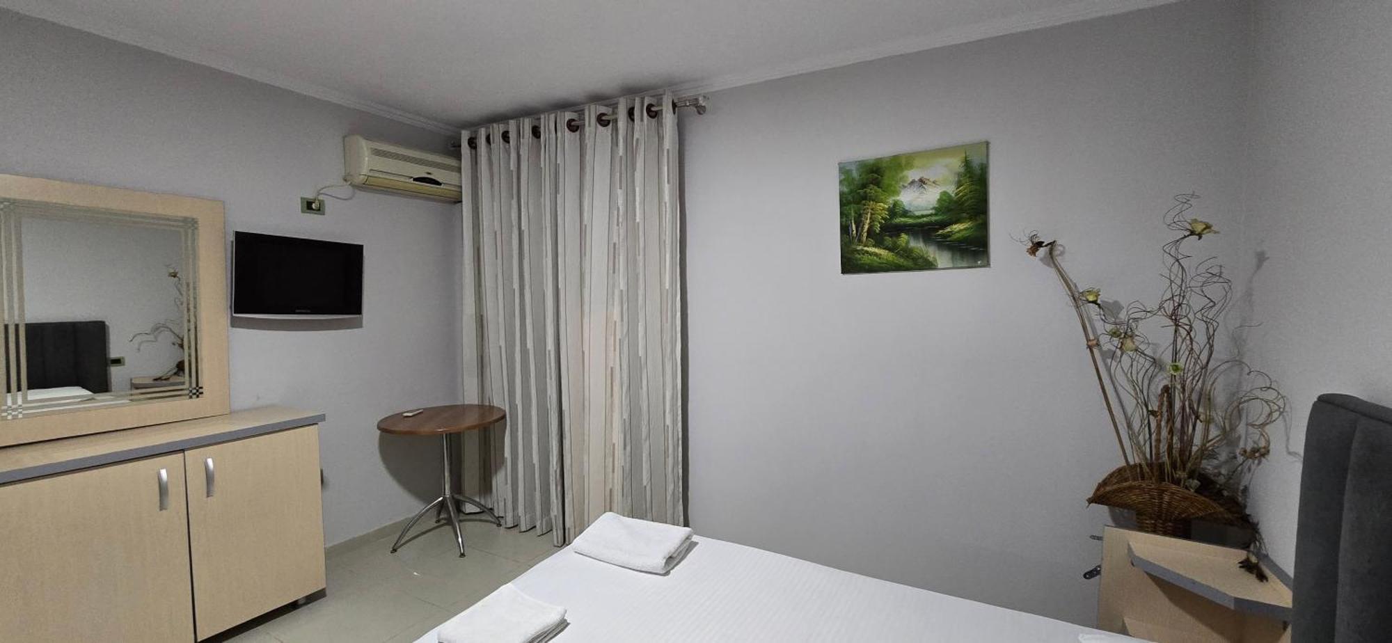 Koa Hotel Tirane Esterno foto